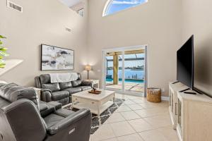 TV a/nebo společenská místnost v ubytování Coral on the Canal