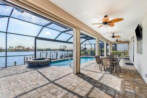 Bazén v ubytování Coral on the Canal nebo v jeho okolí