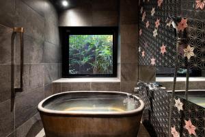 uma banheira na casa de banho com uma janela em Rinn Kiyomizu Gion em Quioto