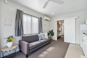 - un salon avec un canapé et une fenêtre dans l'établissement Tasman Holiday Parks - Miranda, à Miranda