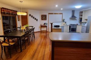 Kuchyň nebo kuchyňský kout v ubytování Burramere Homestead