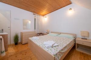 1 dormitorio con 1 cama grande y techo de madera en The Švalba sea view, en Rovinj