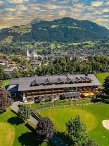 une vue aérienne sur un grand bâtiment dans un champ dans l'établissement Rasmushof - Hotel Kitzbühel, à Kitzbühel