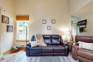 uma sala de estar com um sofá de couro e uma cadeira em Hillcrest Haven em Johnson Landing