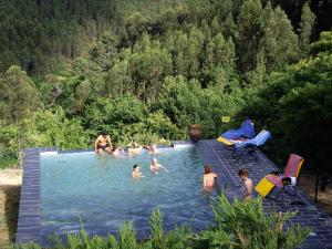 um grupo de pessoas numa piscina em Pátio do Xisto em Gondramaz