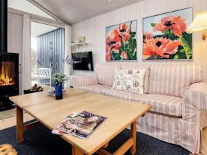 sala de estar con sofá y mesa de centro en Holiday home Blokhus LXX en Blokhus