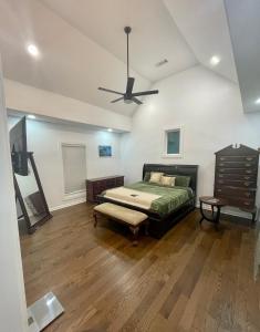 um quarto com uma cama e uma ventoinha de tecto em The Getaway House ATL em Carrollton