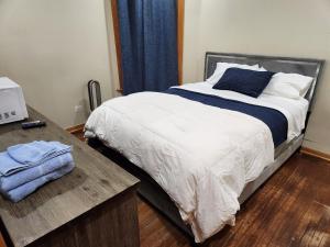 um quarto com uma cama e uma mesa com um micro-ondas em Relaxing Entire Roseland Neighborhood Apartment Unit em Chicago