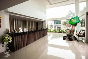 um lobby com um balão de coração verde néon no meio em Tone Condorent Hotel em Chachoengsao