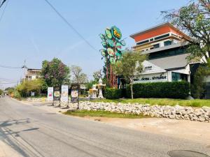 een straat met een gebouw aan de kant van een weg bij Tone Condorent Hotel in Chachoengsao