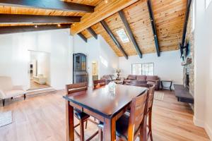 comedor y sala de estar con techo de madera en Piney Way, en Incline Village