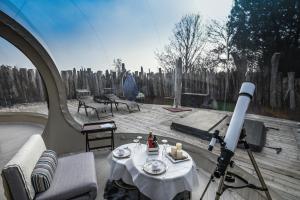een kamer met een tafel en een camera in een tent bij Bubble Room Suite Experience - Bolla Savio Ravenna in Savio di Ravenna