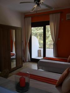 1 dormitorio con cama y ventana grande en Helios Rhodos Apartments 1 en Koskinou