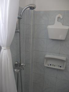 y baño con ducha y cortina de ducha. en Helios Rhodos Apartments 1 en Koskinou