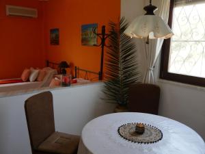 comedor con mesa y lámpara en Helios Rhodos Apartments 1 en Koskinou