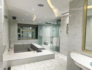 a large bathroom with a tub and a toilet at All-Ur Boutique Motel-Jhu Shan Branch in Zhushan +38 photos