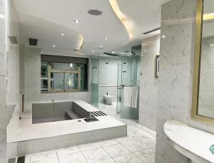 a large bathroom with a tub and a toilet at All-Ur Boutique Motel-Jhu Shan Branch in Zhushan