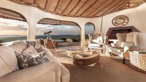 - un salon avec un canapé, des chaises et une table dans l'établissement Olarro Plains, à Réserve nationale du Masai Mara