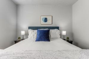 1 dormitorio con 1 cama grande y cabecero azul en Oklahoma Oasis House, en Del City