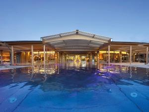 ein großes Gebäude mit Swimmingpool in der Nacht in der Unterkunft RETTER Bio-Natur-Resort in Pöllauberg