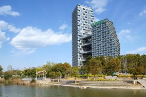 泉州泉州东海假日酒店的靠近水域的高楼