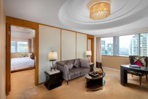 un soggiorno con divano e letto di Radegast Hotel CBD Beijing a Pechino