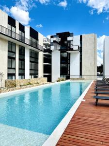 una piscina frente a un edificio en Exclusive accommodation with excellent location, en Mérida