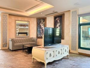 sala de estar con TV y sofá en All-Ur Boutique Motel -Chia Yi Branch en Chiayi