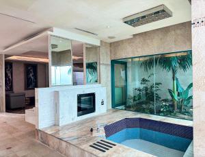 uma sala de estar com uma piscina e um aquário em All-Ur Boutique Motel -Chia Yi Branch em Chiayi