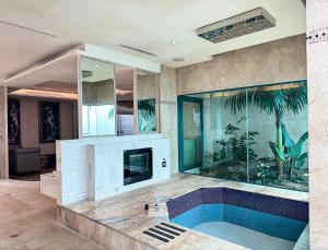 sala de estar con piscina y acuario en All-Ur Boutique Motel -Chia Yi Branch, en Chiayi