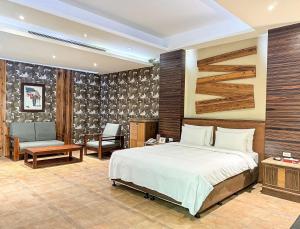 a bedroom with a bed and a desk and a chair at All-Ur Boutique Motel -Chia Yi Branch in Chiayi City
