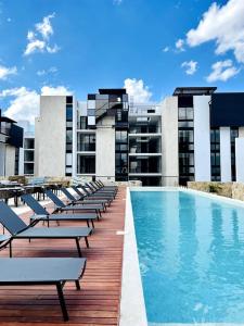 una fila de tumbonas junto a una piscina en un edificio en Exclusive accommodation with excellent location, en Mérida