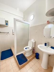 uma casa de banho com um WC e um lavatório em Ideal F3 em Dakar