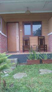 een huis met twee stoelen op de veranda bij Roemah kita hotel in Ngaglik