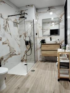 a bathroom with a shower and a toilet and a sink at El Primero de Steven - Pegado a Playa de San Lorenzo in Gijón