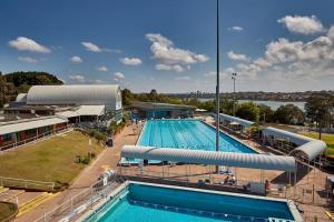 uma vista sobre uma grande piscina em Cute Heritage Home with Balcony close to the City em Sydney