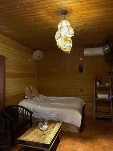 海法的住宿－בוסתן החורש，卧室配有一张床和一张桌子