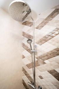une douche avec pommeau de douche dans une salle de bain dans l'établissement Juan Escalante By Silastur, à Oviedo 40 autres photos