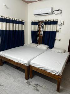 Postel nebo postele na pokoji v ubytování Temple View Home Stay