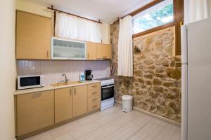 Η κουζίνα ή μικρή κουζίνα στο Lovely comfortable apartment on a hill by the sea +5 φωτογραφίες