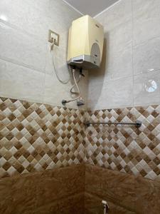 una luz en una pared en un baño en Temple View Home Stay en Tiruvannāmalai