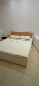Cama o camas de una habitación en Karnayo Bay apartment