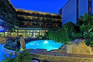 Bazén v ubytování Sitia Beach City Resort & Spa nebo v jeho okolí