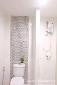 een badkamer met een toilet met een potplant erop bij Tone Condorent Hotel in Chachoengsao