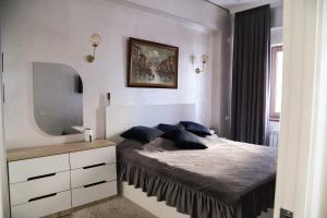 ein Schlafzimmer mit einem Bett mit einem Spiegel und einer Kommode in der Unterkunft 2BR Boulevard 90 in Taschkent