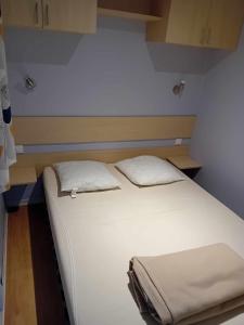 a bedroom with two beds in a room at mobilhome 5 couchages in Nages