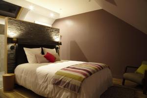 Un pat sau paturi într-o cameră la Le Clos Des Coteaux