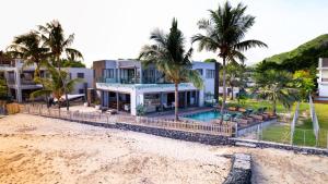 Bazén v ubytování Tamarin Sunset Beach I nebo v jeho okolí