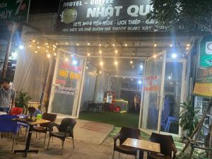 Motel Nhật Quang(HẢO BÙI) في Bạc Liêu: المسرح بالطاولات والكراسي والاضاءات