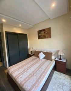 una camera con un grande letto di Pied sur mer 'résidence galets sur mer' a Tamaris